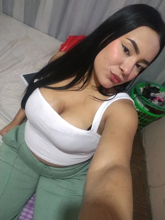 A real person inside an online video chat room on Shaglee